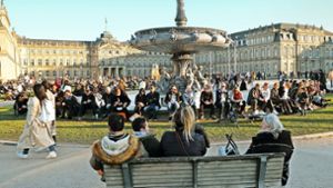 Auch an diesem Wochenende können sich die Stuttgarter, wie hier am Schlossplatz, auf gutes Wetter freuen. Foto: Lichtgut/Michael Latz