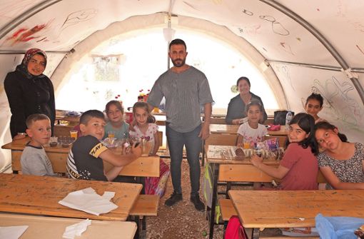 Eine Zeltschule im türkischen Pazarcık: Die Schüler und die Lehrer freuen sich über Saft und Kekse. Foto: Müge Yağbasan