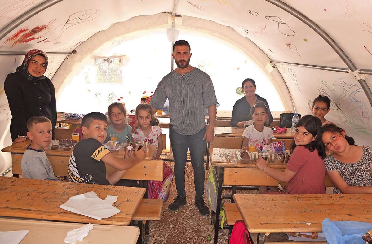Eine Zeltschule im türkischen Pazarcık: Die Schüler und die Lehrer freuen sich über Saft und Kekse.