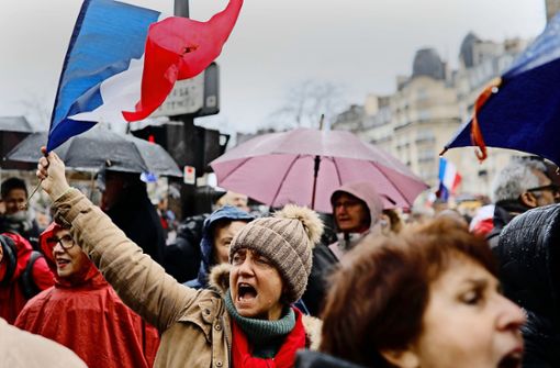 Mit roten Schals gegen die Gewalt: Demonstranten  in Paris. Foto: AP