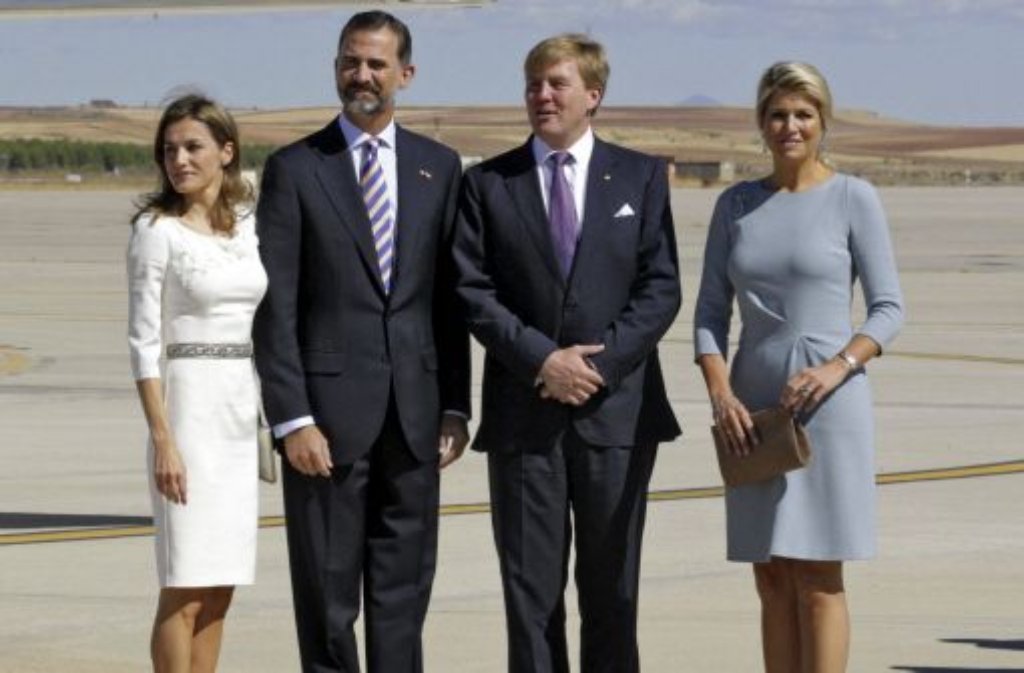 Der niederländische König Willem-Alexander und (zweiter von rechts) seine Gattin, Königin Máxima (rechts), sind zu einem eintägigen Besuch in Spanien eingetroffen. Der König ist ausgebildeter Verkehrspilot und ...