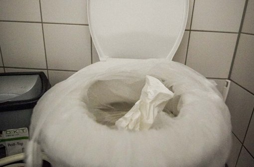 Weil die WCs nicht benutzt werden konnten, halfen sich die Mieter mit Tüten über der Schüssel Foto: Lichtgut/Max Kovalenko