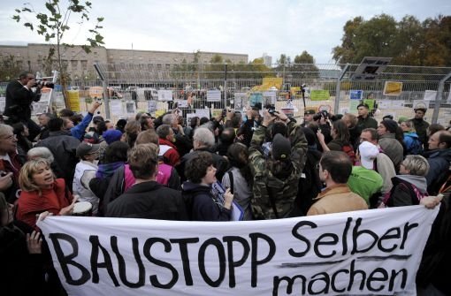 Viele Stuttgart-21-Gegner fordern einen Baustopp und eine Volksbefragung. Foto: dapd