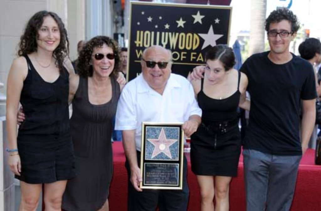 ... und auch auf dem Hollywood Walk of Fame ist DeVito verewigt. Im August 2011 bekam er einen Stern in der Kategorie Fernsehen. Danny DeVito (Mitte) freut sich gemeinsam mit seiner Frau Rhea Perlman (zweite von links), den Töchtern Gracie (links) und Lucy (zweite von rechts) und Sohn Daniel (rechts) über die Ehrung. Nun feiert Danny DeVito seinen 70. Geburtstag und kann auf eine einzigartige Karriere zurückblicken. Wir wünschen ihm noch viele weitere Erfolge auf und hinter der Leinwand. Alles Gute, Danny DeVito.