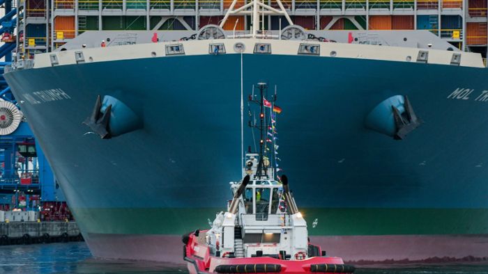 Mega-Frachter hat im Hamburger Hafen angelegt