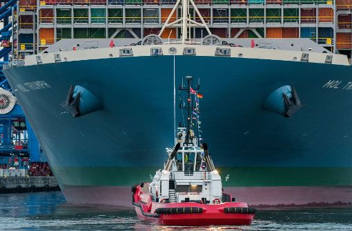 Der riesige Fracher „MOL Triumph“ hat am Hamburger Hafen angelegt. Weitere Bilder gibt es in unserer Fotostrecke. Foto: dpa