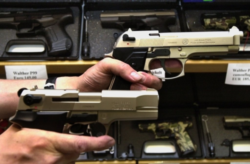 Bürger im Südwesten beantragen vermehrt Lizenzen für Kleine Waffenscheine – Schreckschuss- oder Gaspistolen dürfen dann verdeckt mitgeführt werden. Foto: dpa