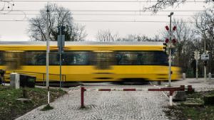 Die Frau mit dem Rollator wurde beim Überqueren eines Bahnübergangs erfasst (Symbolbild) Foto: Lichtgut/Max Kovalenko