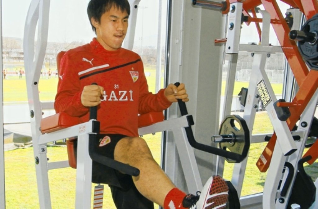 Shinji  Okazaki trainiert im neuen Kraftraum des VfB Stuttgart. Klicken Sie sich durch weitere Bilder aus dem VfB-Container.