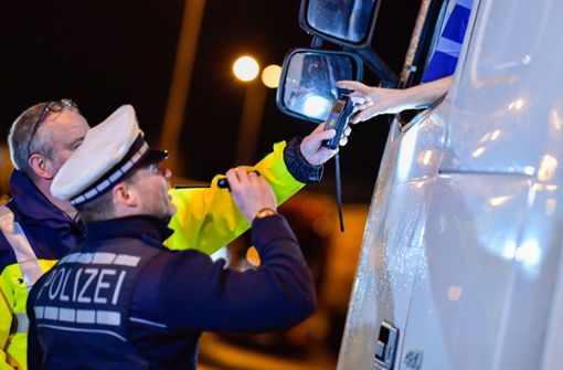Die Polizei hat Hunderte Lastwagenfahrer auf Alkohol kontrolliert. Foto: dpa