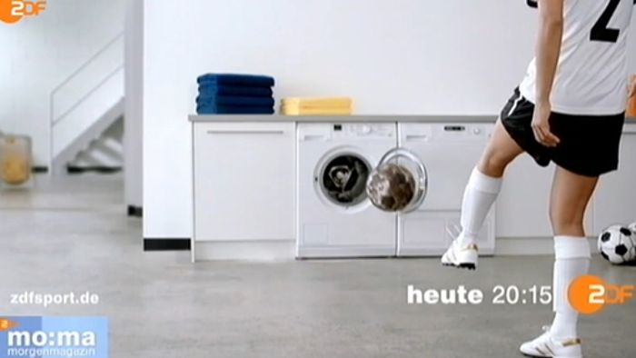 Frauenfußball spielt in der Waschküche
