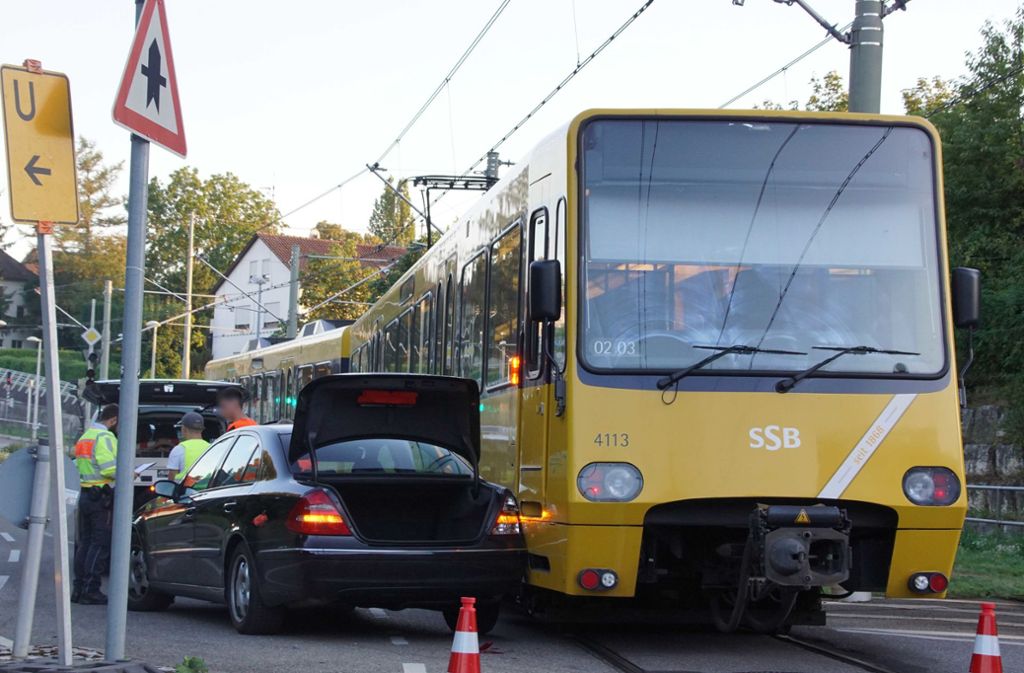 Am Montagabend hat es zwischen einem Mercedes und einer Stadtbahn der Linie U2 gekracht.