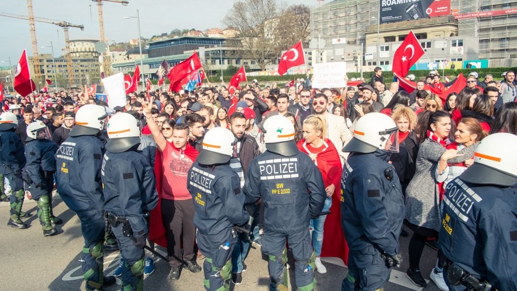 Polizei in Stuttgart attackiert: Türken-Demos laufen aus dem Ruder