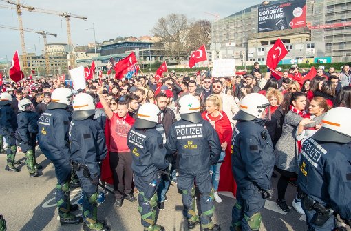 Bei einer Demonstration türkischer Nationalisten ist es am Sonntag in Stuttgart zu Gewalttätigkeiten gekommen. Foto: 7aktuell.de/Gerlach