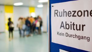 Baden-Württemberg will die Schulabschlussprüfungen nur verschieben, Schleswig-Holstein will darauf verzichten – wegen des Coronavirus. Foto: dpa/Julian Stratenschulte