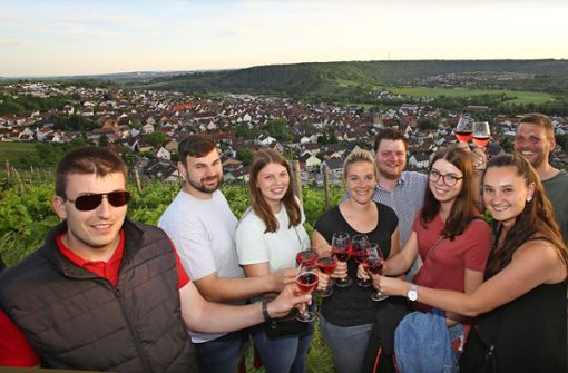 In den Weinbergen oberhalb von Mundelsheim lassen acht Freunde des Käsbergfestes die filigranen Gläser  mit rotem Wein klingen. Foto: Ralf Poller/Avanti