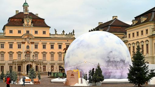 Das „Wirtshaus zum goldenen M“ hat im Dezember einen Schneeball in den Schlosshof geworfen. Foto: Werner Kuhnle