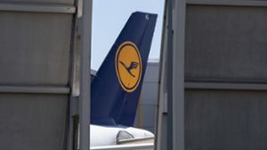 Nur sehr langsam erholt sich der Luftverkehr, daher muss die Lufthansa noch mehr sparen. Foto: dpa/Boris Roessler