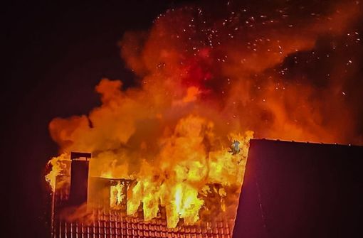 Das Haus in Steinheim brannte lichterloh. Foto: KS-Images.de / Karsten Schmalz/Karsten Schmalz
