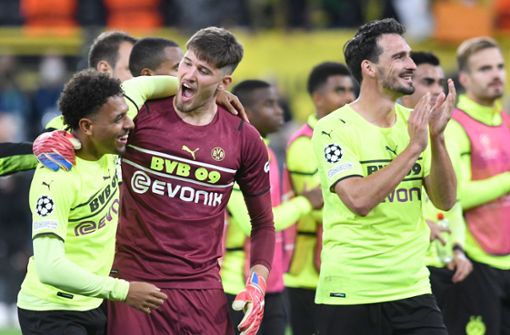 Dortmunds Donyell Malen (l.) feiert mit Torhüter Gregor Kobel nach dem Spiel Foto: dpa/Bernd Thissen