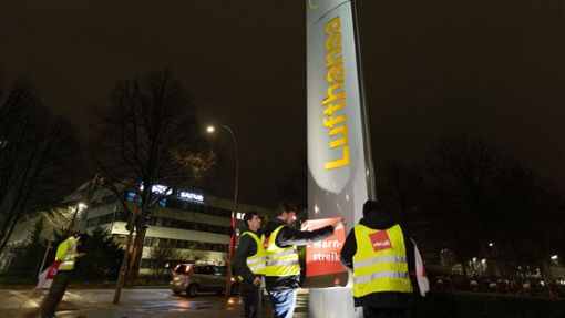 In Hamburg werden Warnstreik-Plakate aufgehängt. Foto: Bodo Marks/dpa