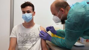 Die mRNA-Vakzine von Biontech/Pfizer (Comirnaty) und Moderna gegen das Coronavirus sollen bei jungen Männern vereinzelt Herzmuskelentzündungen begünstigt haben. Foto: dpa/Bodo Schackow