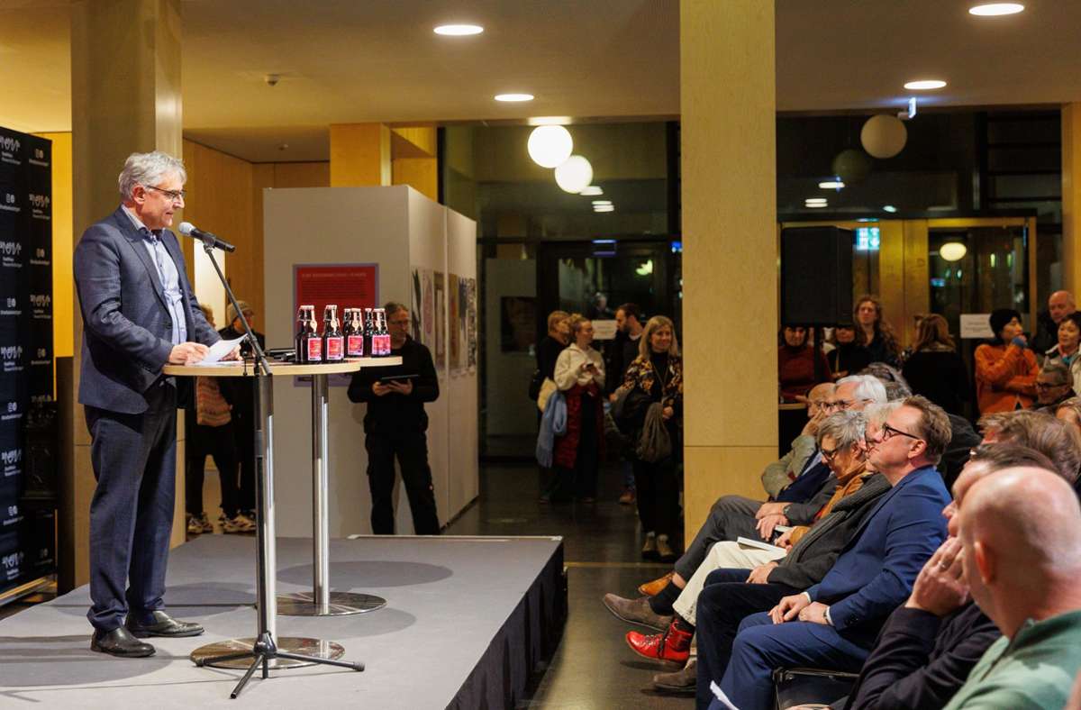 Kunststaatssekretär Arne Braun, der ein  Weidemann-Biograf ist, spricht ein Grußwort im Stadtpalais.