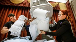 Nicht jeder Zettel in den  Wahlurnen gehörte dort auch hinein. Foto: AFP/Alexander Nemenov