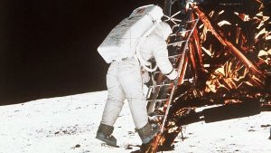 19 Minuten später als Neil Armstrong betrat Buzz Aldrin (Foto) 1969 die Oberfläche des Mondes. Eigentlich hätte die Reihenfolge andersherum sein sollen... Foto: dpa