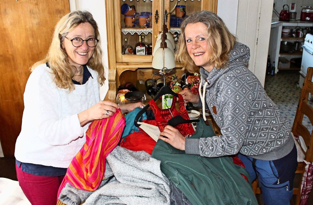 Elisabeth Gekeler (l.) und Inga Ritter organisieren die Kleidertauschparty in Sillenbuch. Foto: Caroline Holowiecki