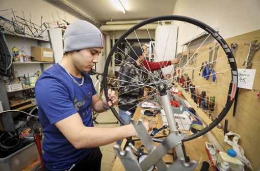 Marteza Mozafari ist ein Vorbild für viele Geflüchtete: Der 23-Jährige hat einen Job, spricht Deutsch und  hilft in der Fahrradwerkstatt. Foto: factum/Simon Granville