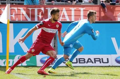 Einsatz in der dritten Liga: VfB-Profi Leitner (li.) gegen Gerrit Müller Foto: Baumann