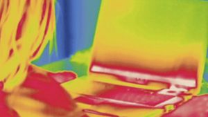 Wenn der Computer arbeiten muss, wird er warm: In diesem Thermografiebild ist an den roten und weißen Farben gut zu sehen Foto: Mauritius/Science Source