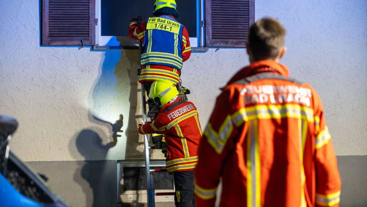 Bad Urach: Mann löscht Brand selbst – Verletzungen und Rauchgasvergiftung