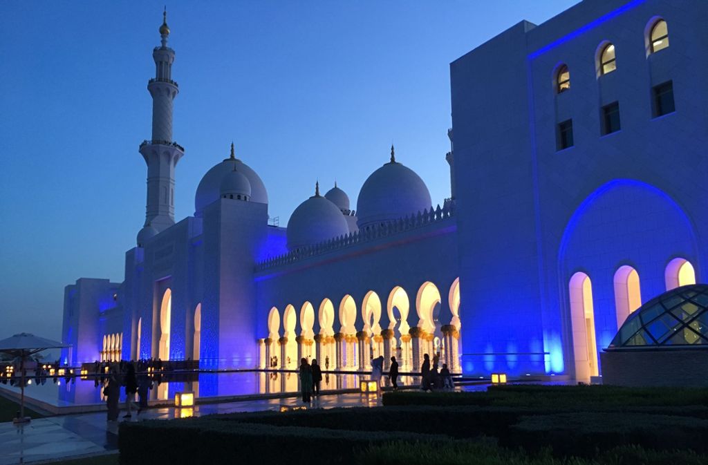 Die Scheich-Zayed-Moschee in Abu Dhabi ist die größte in den Vereinigten Arabischen Emiraten (VAE). Sie bietet 40 000 Gläubigen Platz. 1971 gründete der Scheich die VAE als Zusammenschluss von sieben Emiraten.