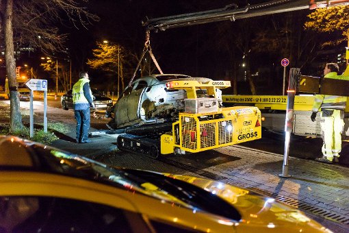 Mit einem Spezialfahrzeug sind in der Nacht zum Freitag einige der verbrannten Autos aus dem Parkhaus P7 in Bad Cannstatt geholt worden. Foto: www.7aktuell.de | Oskar Eyb