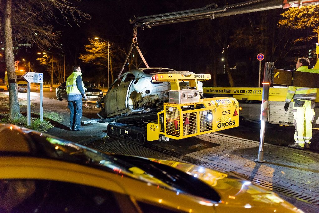 Mit einem Spezialfahrzeug sind in der Nacht zum Freitag einige der verbrannten Autos aus dem Parkhaus P7 in Bad Cannstatt geholt worden.
