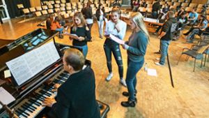 Der Komponist und Musiker Adrian Werum (am Klavier) lässt die Teilnehmer vorsingen. Foto: factum/Granville