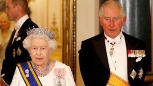 Königin  Elizabeth II. mit Prinz Charles, Ende Oktober 2018.Erst wenn sie stirbt,  wird Charles den Thron besteigen. Foto: AFP