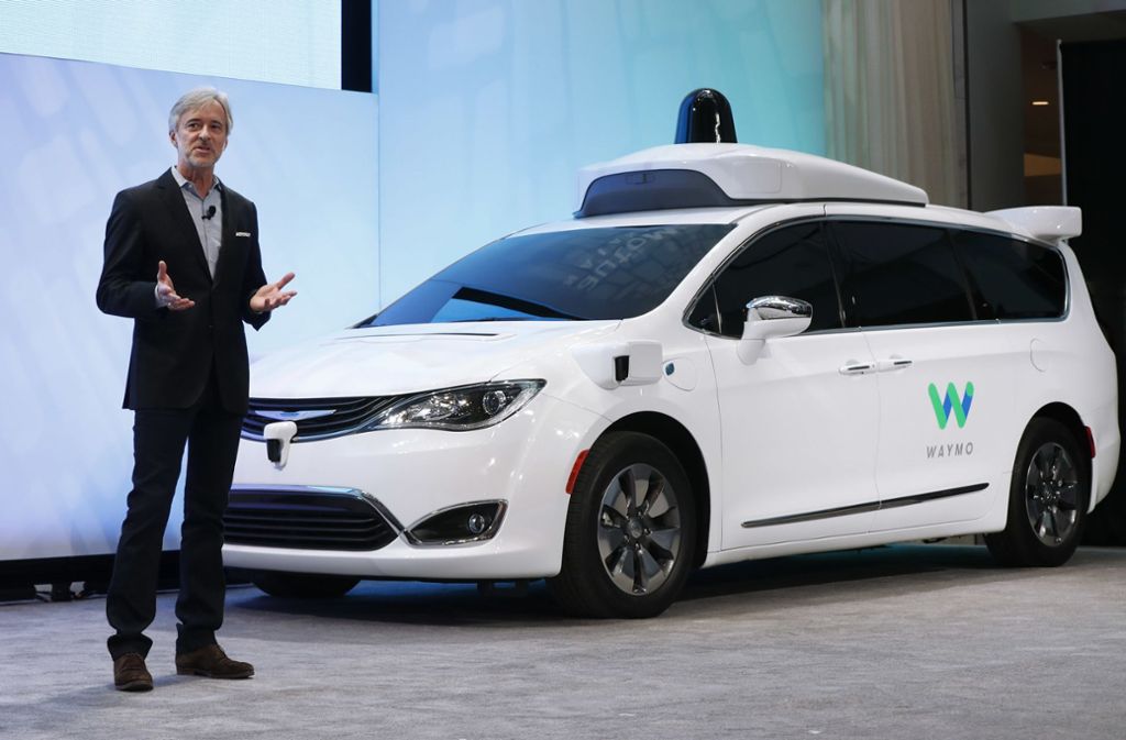 John Krafcik, Chef von Waymo, einem Google-Unternehmen für die Entwicklung von Innovationen in der Automobilindustrie, präsentiert auf der North American International Auto Show einen Chrysler Pacifica, der mit der Sensortechnik von Waymo ausgerüstet worden ist.