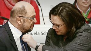 SPD-Chef Martin Schulz lässt sich von Fraktionschefin Andrea Nahles auf dem Bundesparteitag die Krawatte binden. Foto: dpa