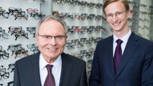 Günther Fielmann, ehemaliger Vorstandsvorsitzender der Fielmann AG, mit seinem Sohn und Nachfolger an der Firmenspitze Marc. Foto: dpa
