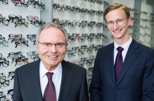 Günther Fielmann, ehemaliger Vorstandsvorsitzender der Fielmann AG, mit seinem Sohn und Nachfolger an der Firmenspitze Marc. Foto: dpa