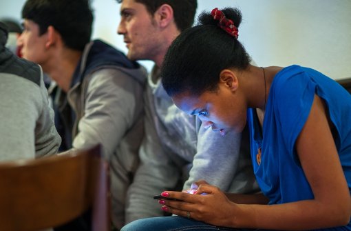 Jugendliche sind heute eher von Internetsucht bedroht als von Zigarettenkonsum. Foto: dpa