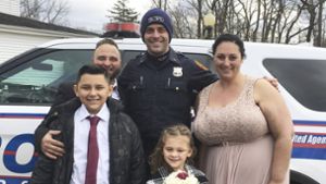 Glückliches Brautpaar, glückliche Polizisten: Wegen eines Autounfalls hätte das Brautpaar aus den USA beinahe seine eigene Hochzeit verpasst. Foto: Suffolk County Police Department