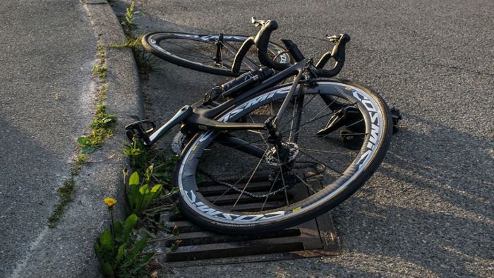 Radfahrer stürzt schwer