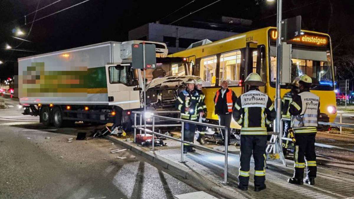 Otto-Konz-Brücken in Stuttgart: Stadtbahn stößt mit Lastwagen zusammen
