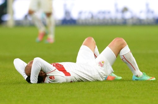 Konstantin Rausch liegt nach der verlorenen Partie gegen Bayern München auf dem Boden. Welche Noten er und seine Kollegen sich erspielt haben, erfahren Sie in unseren Noten für die Roten. Klicken Sie sich durch. Foto: dpa