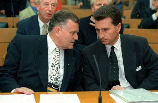 11. Juni 1996: Ministerpräsident Erwin Teufel (links) unterhält sich in Stuttgart  mit dem Fraktionsvorsitzenden der CDU, Günther Oettinger. Foto: picture-alliance /dpa/Rene Paetow