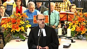 Heinz-Werner Neudorfer ist auch  weiterhin ordinierter Pfarrer und darf predigen, taufen und das Abendmahl feiern. Foto: Frank Wittmer
